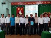 Đại diện lãnh đạo huyện trao giấy chứng nhận đăng ký thành lập HTX