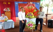 Đồng chí Lại Quang Đạo - Bí thư Đảng ủy xã tặng hoa chúc mừng Đại hội