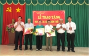 Đảng bộ xã Tân Hiệp tổ chức Lễ trao tặng Huy hiệu Đảng