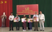Đảng ủy xã Tân Khai trao huy hiệu  cao tuổi đảng cho 14 đồng chí đảng viên