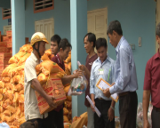 Đoàn từ thiện Tiến Thác - TP. Hồ Chí Minh tặng 307 phần quà cho người mù, nạn nhân chất độc da cam trên địa bàn huyện Hớn Quản