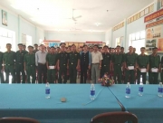 Ban chỉ đạo “Vận động quần chúng liên ngành” huyện Hớn Quản đi thăm chiến sĩ mới tham gia huấn luyện năm 2017