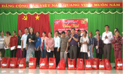 Đoàn đại biểu Quốc hội tỉnh tặng quà cho người nghèo, gia đình chính sách xã Tân Quan huyện Hớn Quản